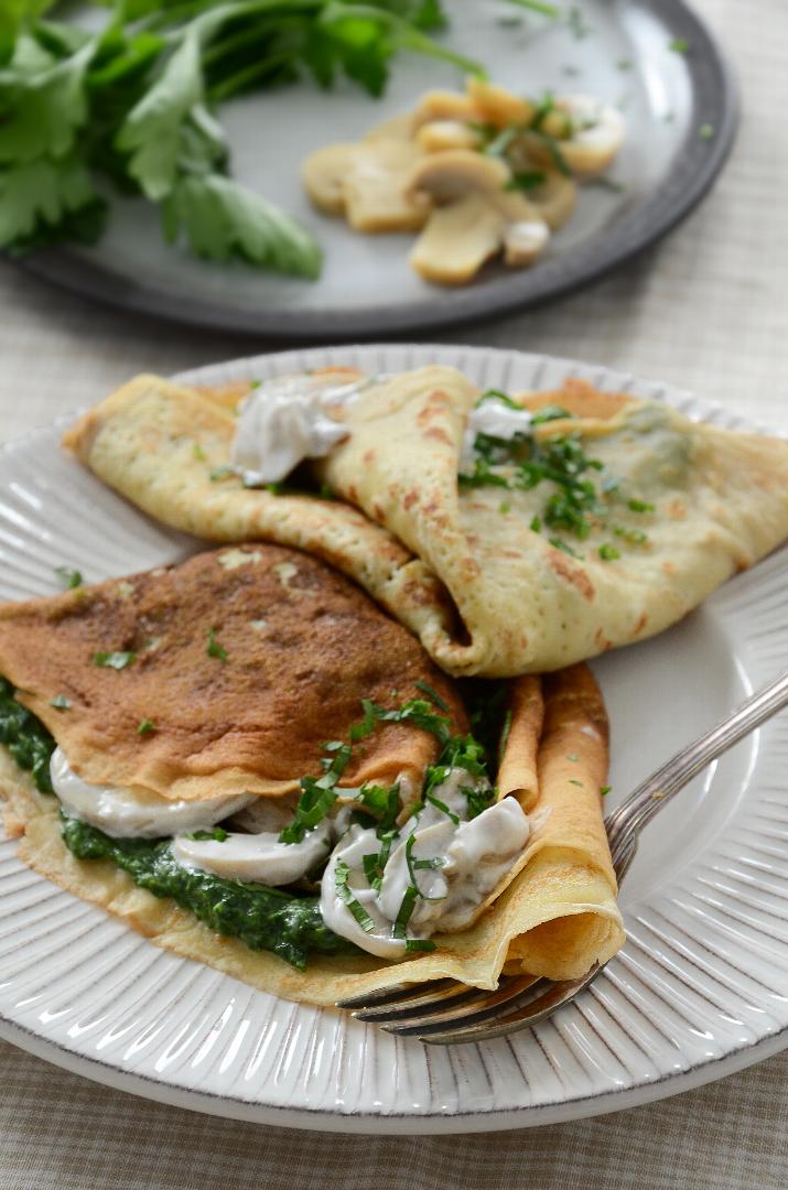 Crêpe mit Champignons- und Spinatfüllung